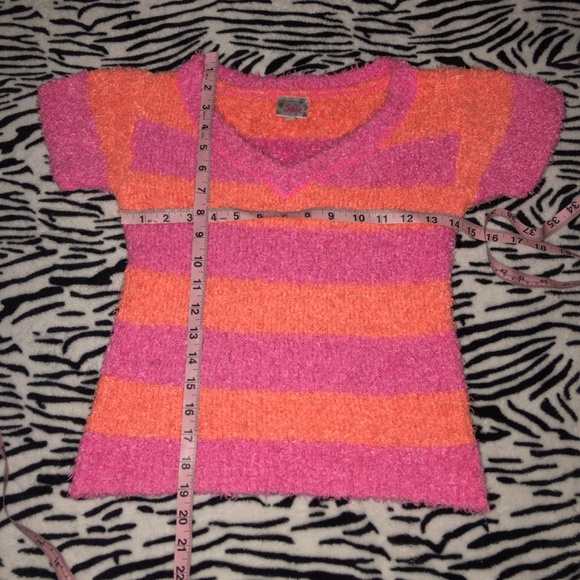 90s / y2k style fuzzy sweater v neck t shirt - Picture 5 of 6